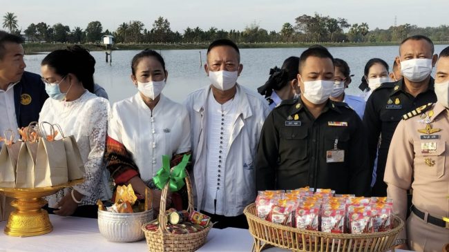 พ่อเมืองอำนาจเจริญ จัดพิธีทำบุญตักบาตรและปล่อย