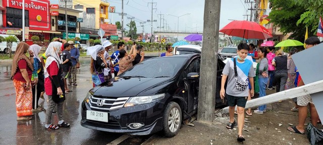 กระบี่- เตือนภัย !! ถนนโค้งอันตราย วงจรปิด นาทีรถเกิดอุบัติเหตุจากถนนลื่นในจุดเดียว 3 ครั้ง ชาวบ้านวอนแก้ไขด่วน