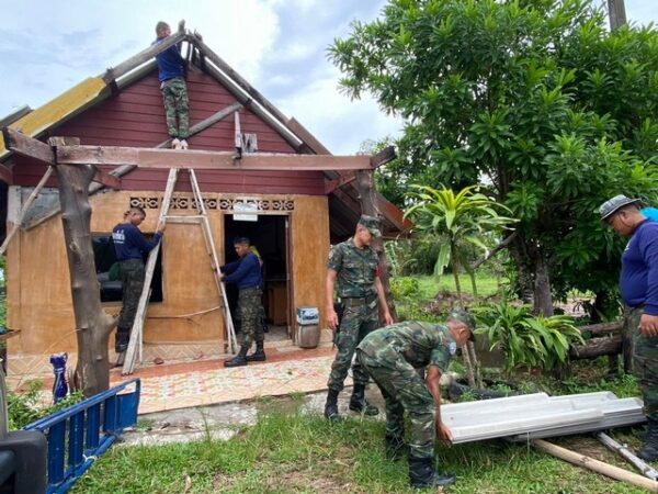 สตูล  ทัพเรือภาคที่ 3  โดยหน่วยปฏิบัติการต่อสู้อากาศยานและรักษาฝั่งที่ 452 ซ่อมแซมหลังคาบ้านให้แก่ประชาชน ที่โดนพายุฝนกรรโชก บ้านหลังคาปลิว