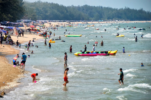 ประจวบคีรีขันธ์-ตำรวจท่องเที่ยวหัวหิน ลงพื้นที่หาดชะอำ พบนักท่องเที่ยวคึกคักแน่น หาดช่วงหยุดสุดสัปดาห์