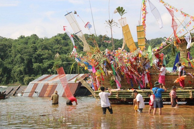 กาญจนบุรี – นักท่องเที่ยว และประชาชน ร่วมงานประเพณีลอยเรือสะเดาะเคราะห์ งานบุญที่ยิ่งใหญ่ของชาวไทยเชื้อสายมอญสังขละบุรี 