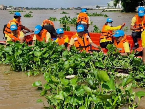 ปทุมธานี จิตอาสาเมืองปทุมธานี ประสานพลังกำจัดวัชพืช เพิ่มประสิทธิภาพการระบายน้ำ เตรียมพร้อมรับสถานการณ์น้ำ