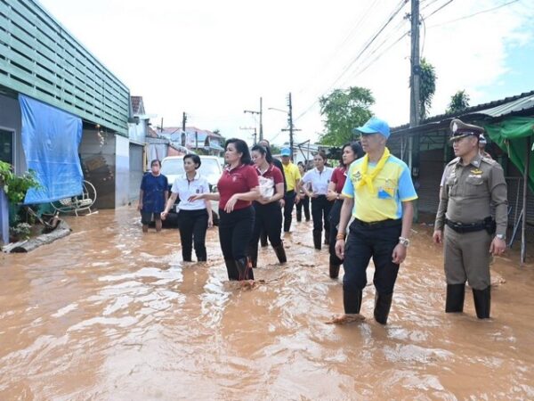 ผบ.ตร. รับนโยบายรัฐบาล ลุยน้ำท่วม ตรวจสภาพความเสียหาย ลงพื้นที่มอบสิ่งของช่วยเหลือ กำชับตำรวจทุกนายสนับสนุนการกู้ภัย ดูแลความปลอดภัยในชีวิตและทรัพย์สินของประชาชน