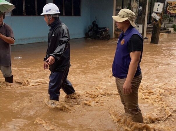 “เชียงราย”แม่สายอ่วม ฝนตกหนัก ทะลักแนวกำแพงกั้นเข้าท่วมชุมชน”