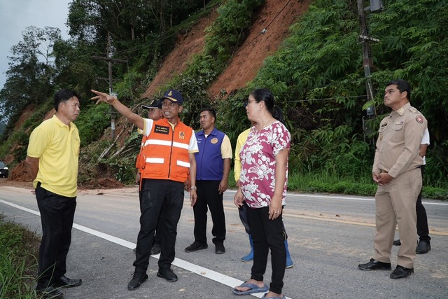 ผู้ว่าฯยะลา ลงพื้นที่ติดตามสถานการณ์น้ำป่าไหลหลาก และดินสไลด์ทับเส้นทาง หลายจุด