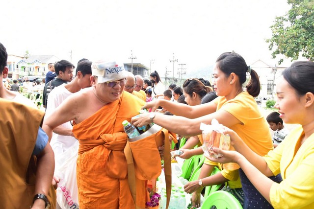 กาญจนบุรี – พุทธศาสนิกชนร่วมทำบุญตักบาตรเทโว วัดท่าขนุนและวัดทองผาภูมิ กันจำนวนมาก