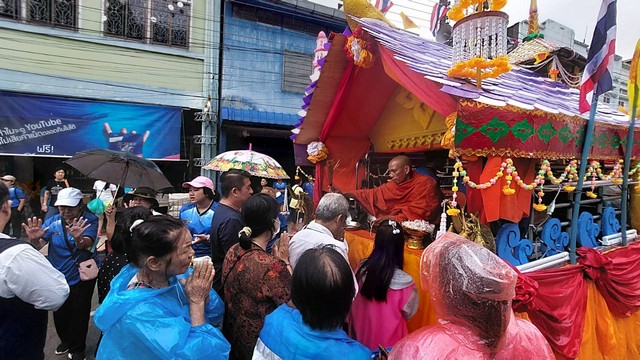 ยะลา คึกคัก ประเพณีชักพระภาคใต้ ชาวไทยและชาวจีนจากประเทศมาเลเซีย ร่วมทำบุญล้นหลามท่ามกลางฝนตก