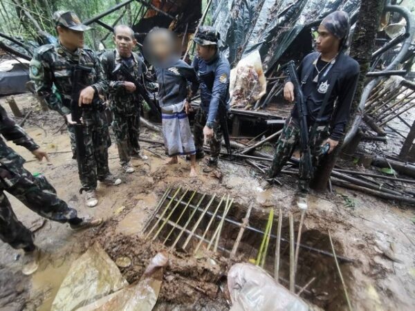 กาญจนบุรี – จนท.อุทยานฯเขื่อนศรีฯ นำกำลังย้อนรอยตรวจชุมชนลัทธิประหลาด พลาดตกหลุมพราง เจ็บ 3 ส่วนสมุนฤาษีลาโก ไม่รอด