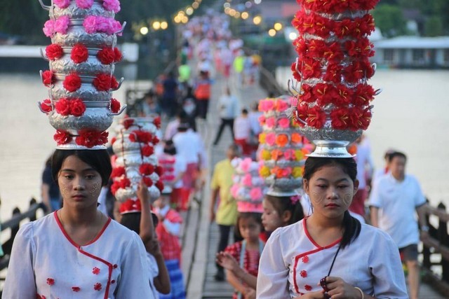 กาญจนบุรี บรรยากาศที่สะพานมอญ อ.สังขละบุรีคึกคัก นักท่องเที่ยวหลั่งไหลมาร่วมตักบาตรและถ่ายภาพประทับใจ รับลมหนาว