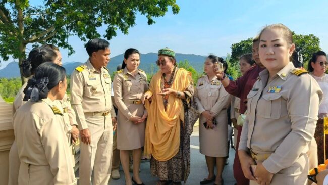 กาญจนบุรี – คณะพระอริยสงฆ์ทรงสมณศักดิ์ระดับสมเด็จทั้ง 5 รูปเป็นผู้นำผู้อธิษฐานจิต ผ้าไตร จำนวน