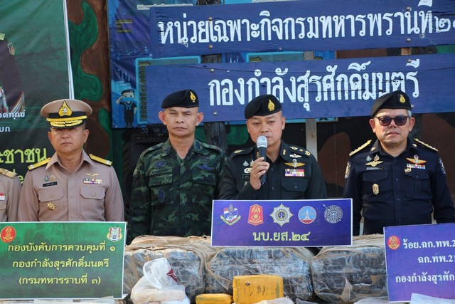 นครพนม-แม่ทัพภาคที่ 2 แถลงข่าวทหารพราน “Seal Stop Safe” สกัดยาเสพติดชายแดน รวบ 3 ผู้หาขนยาไอซ์ 658 กิโลกรัมพร้อมยาบ้ากว่าแสนเม็ด ริมฝั่งแม่น้ำโขงบ้านอำเภอบ้านแพง