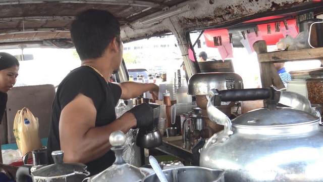 สงขลา-ร้านขายน้ำชากาแฟสด อาหารเช้า ริมชายหาด ชลาทัศน์ ช่วงวันหยุดสุดสัปดาห์คึกคัก บรรยากาศริมชายทะเลชายหาดชลาทัศน์ สภาพอากาศดี