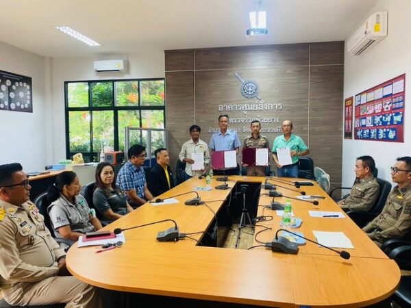 ประจวบคีรีขันธ์ ผกก.สภ.ห้วยยาง พร้อมภาคีเครือข่ายในพื้นที่ผนึกกำลัง ร่วมลงนามปฏิญญารวมพลัง ยับยั้งปัญหายาเสพติด ให้หมดไปภายใน 3 เดือน ตามนโยบายปฏิบัติการ No Drugs No Dealers