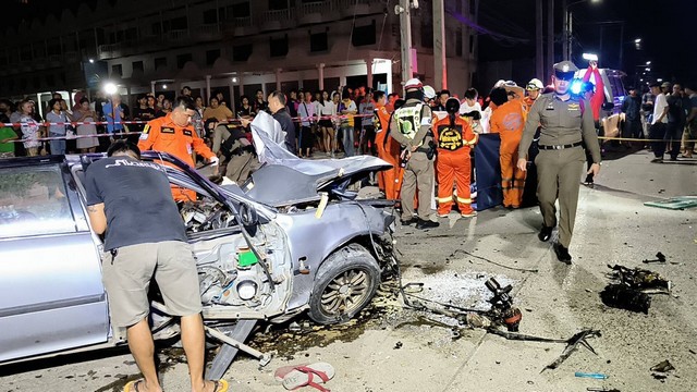 กาญจนบุรี – หนุ่มซิ่งรถแหกด่านตรวจ สุดท้ายรถแหกโค้ง พุ่งชนเสาไฟฟ้าข้างทาง รถขาดกระจายเสียชีวิตคาที่ ค้นรถพบอาวุธปืน 1 กระบอกพร้อมเครื่องกระสุนเต็มอัตรา และน้ำกระท่อมอีกกว่า 20 ขวด