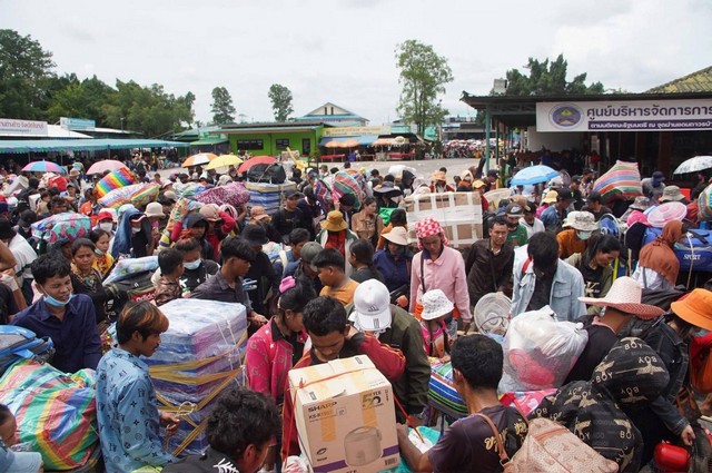 จันทบุรี//แรงงานกัมพูชา แห่กลับประเทศญาติเป็นหว่ง สถานการณ์ในขณะนี้ คาดทะลุ 30,000 คน