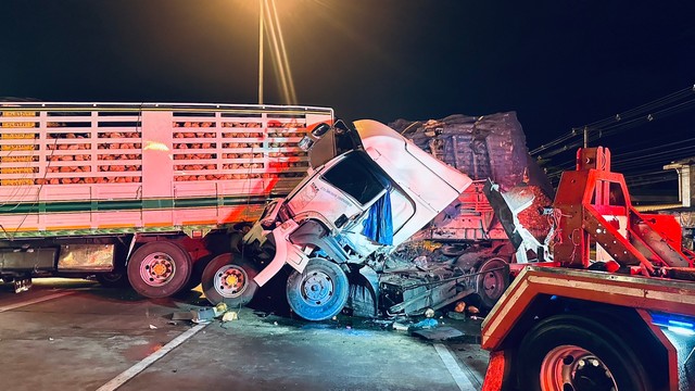 ประจวบคีรีขันธ์ _ พ่วงชนท้ายรถติดไฟแดง 4 คันรวด คนขับดับคาที่ ส่วนเก๋งถูกอัดพังยับ คนขับไม่มีรอยข่วนโชว์หลวงปู่ทวด และเสด็จเตี่ย