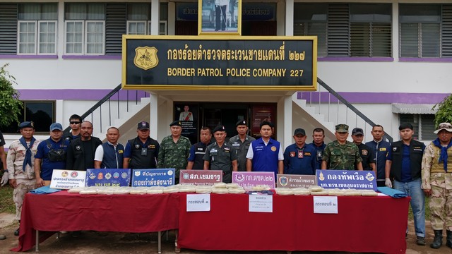 อุบลราชธานี-ตชด.227ยึดยาบ้า 280,000 เม็ด ขนใส่กระสอบปุ๋ยซุกป่าละเมาะ