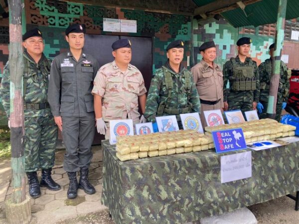 เชียงใหม่-อำเภอฝาง จังหวัดเชียงใหม่ลาดตระเวนพบรถกลิ่นยาบ้าตรวจค้นสองแสนกว่าเม็ด