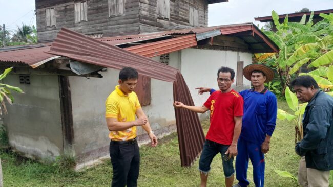 อำนาจเจริญ ปภ.และชลประทาน ออกสำรวจความเสียหายพร้อมเข้าให้การชาวยเหลือจากอิทธิพลพายุทาจิกิพัดถล่มบ้านเรือนเสียหาย