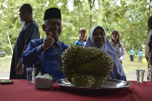ดาโต๊ะมาเลเซียเยี่ยมชมสวนทุเรียนเบตง