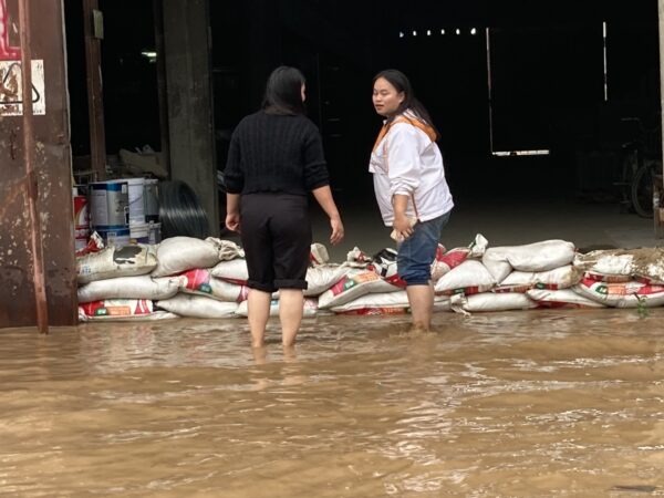 อำเภอฝาง จังหวัดเชียงใหม่ น้ำล้นทะลักขึ้นหมู่บ้านริมน้ำแล้ว