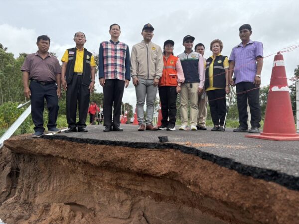 อำนาจเจริญ ฝนตกสะสมส่งผลให้ถนนที่จังหวัดอำนาจเจริญทรุดตัวยาวกว่า 10 เมตร