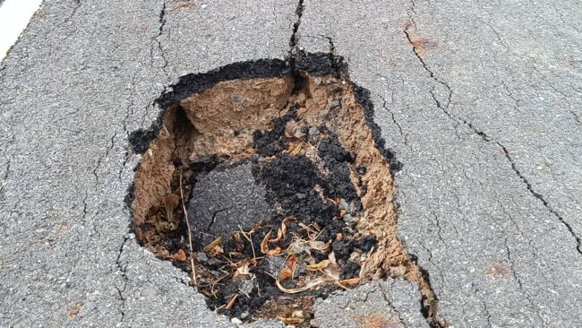 ยโสธร ชาวบ้านเดือดร้อนหนักถนนทรุดตัว วอนหน่วยงานที่เกี่ยวข้องลงพื้นที่