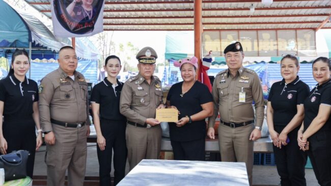 แม่บ้าน ตำรวจสุรินทร์ ลงพื้นที่ศูนย์พักพิงฯ มอบอาหาร ขวัญกำลังใจแก่ผู้ประสบภัยชายแดน จังหวัดสุรินทร์