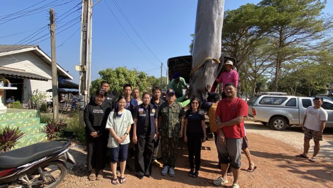จันทบุรี-พบปลาวาฬหัวขวด ตาย เกยตื้น ชาวบ้านทราบข่าวแห่! มุงกันเต็มหาด