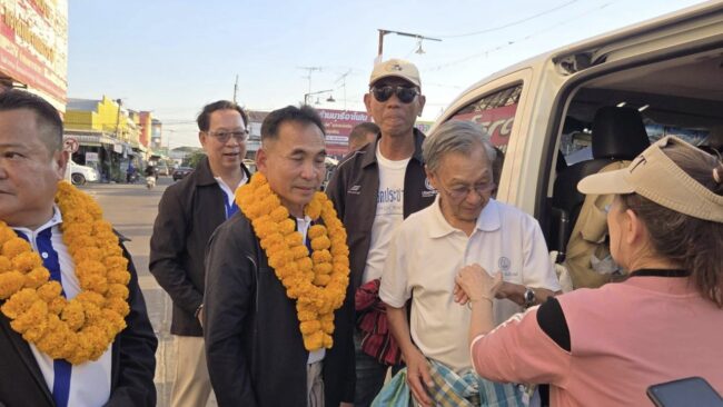 อำนาจเจริญ อดีต ผอ.รร.ชิ่อดังลงสมัคร สส.ในนามพรรคประชาธิปัตย์ในถิ่นบ้านเกิด. ออกแฉ มีการชื้อเสียง