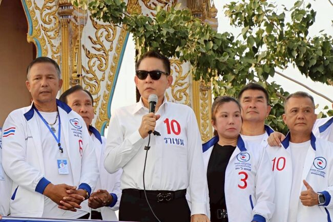 ราเชน นำพรรคทางเลือกใหม่ลงพื้นที่ไทรน้อย ชูการเมืองจิตอาสา รับฟังเสียงประชาชน