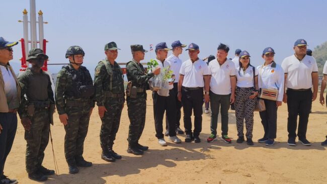 อุบลราชธานี วันเกิดที่แนวหน้า น้ำตาซึม รองแม่ทัพณัฏฐ์ นำเพื่อน พสบ ทภ. 2 ขึ้นช่องอานม้าเยี่ยมทหาร