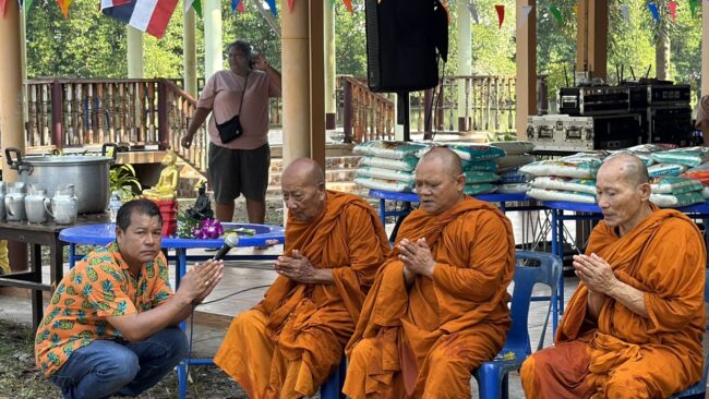 จันทบุรี  บ้านเตาปูนจัด สรงน้ำพระขอพรและรดน้ำดำหัวผู้สูงอายุ  พร้อมก่อ