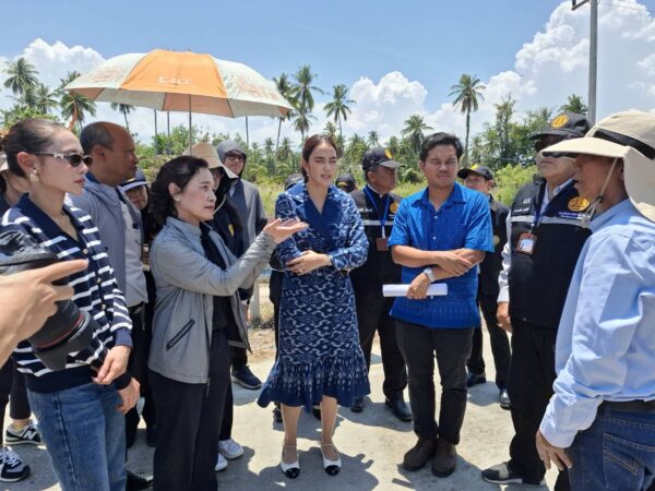 ประจวบคีรีขันธ์ _ผู้ตรวจราชการสำนักนายกฯ และคณะกรรมการธรรมมาธิบาลจังหวัด ก.ธ.จ. ลงพื้นที่ จ.ประจวบฯ ตรวจโครงการสะพานข้ามทางรถไฟ หลังชาวบ้านร้องเรียนเป็นจำนวนมาก