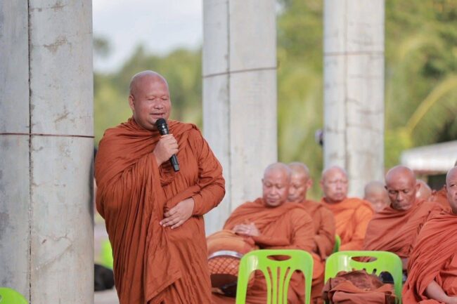 อำนาจเจริญ “รมต.สุขสมรวย” ร่วมทำบุญตักบาตร เนื่องในวันวิสาขบูชา สืบสานพระพุทธศาสนา