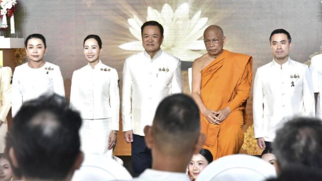 อำนาจเจริญ รมต.สุขสมรวย ร่วมเปิดนิทรรศการ 13 รอบ