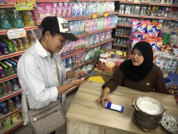 ยะลาเริ่มแล้ววันแรกประชาชนใช้จ่ายไทยช่วยไทยพลัสบรรยากาศตลาดสดร้านโซห่วยร้านเสื้อผ้าเป็นไปอย่างคึกคัก