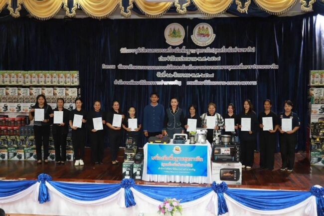 อำนาจเจริญ“รมต.สุขสมรวย” กลับอำนาจเจริญมอบวุฒิบัตร–ชุดเครื่องมือทำๆ มาหากิน แก่แรงงานอิสระอำนาจเจริญ 154 คน