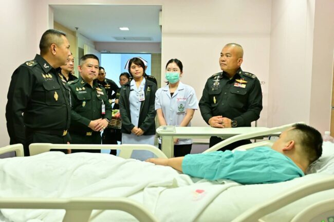 แม่ทัพภาคที่ 2 เยี่ยมกำลังพลที่ได้รับบาดเจ็บจากการปฏิบัติหน้าที่ราชการสนาม