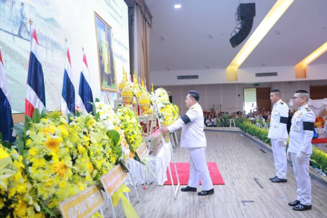 ผู้ว่า อยุธยา นำประกอบพิธีวางพวงมาลาและทำบุญตักบาตรถวายเป็นพระราชกุศล