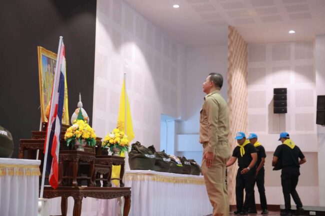 รองผู้ว่า อยุธยา เชิญถุงยังชีพพระราชทาน มอบแก่ราษฎรผู้ประสบอุทกภัยในพื้นที่อำเภอบางปะอิน