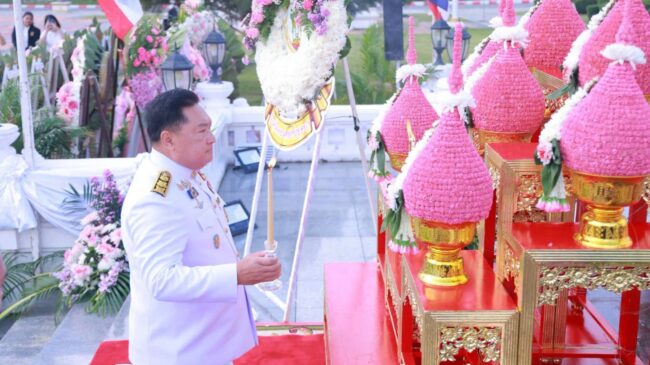 ผู้ว่า อยุธยา นำหัวหน้าส่วนราชการและพสกนิกรทุกหมู่เหล่า ร่วมพิธี