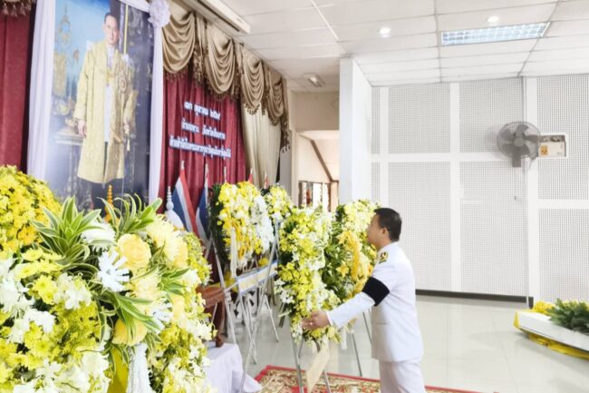 เชียงราย พิธีทำบุญตักบาตรถวายพระราชกุศล และพิธีวางพวงมาลา เนื่องในวันนวมิ